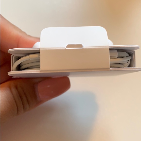 Apple headphones WITH WIRES NOT AIRPODS - Picture 4 of 6